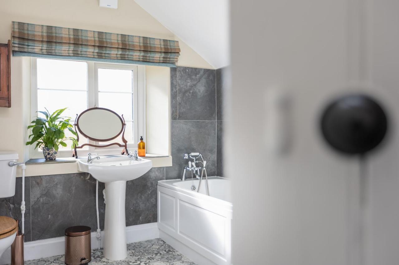 Luxury Farmhouse With Stunning Views And Hot Tub Ebberston Екстериор снимка